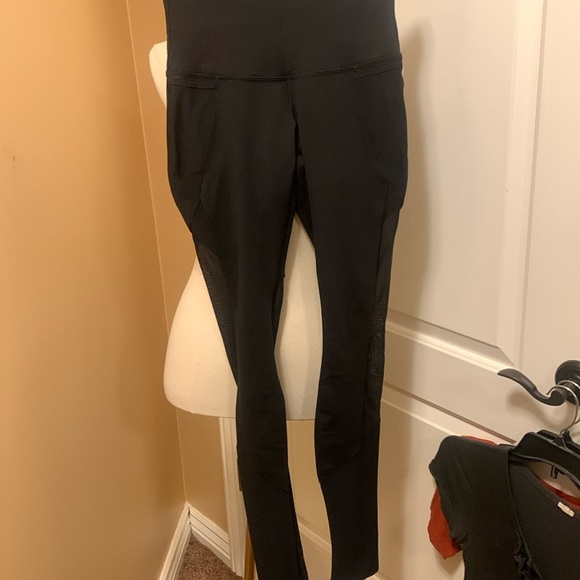 Size 4 Lulu Lemon full length leggings EUC BLK WITH MESH LEG INSERTS 2 pockets😀 - Picture 1 of 10